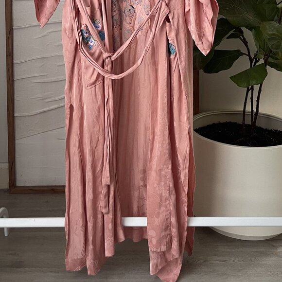 Women's Nuuly x SPELL Pink Embroidered Peacock Silky Robe Size S/M Small Medium - Picture 6 of 12